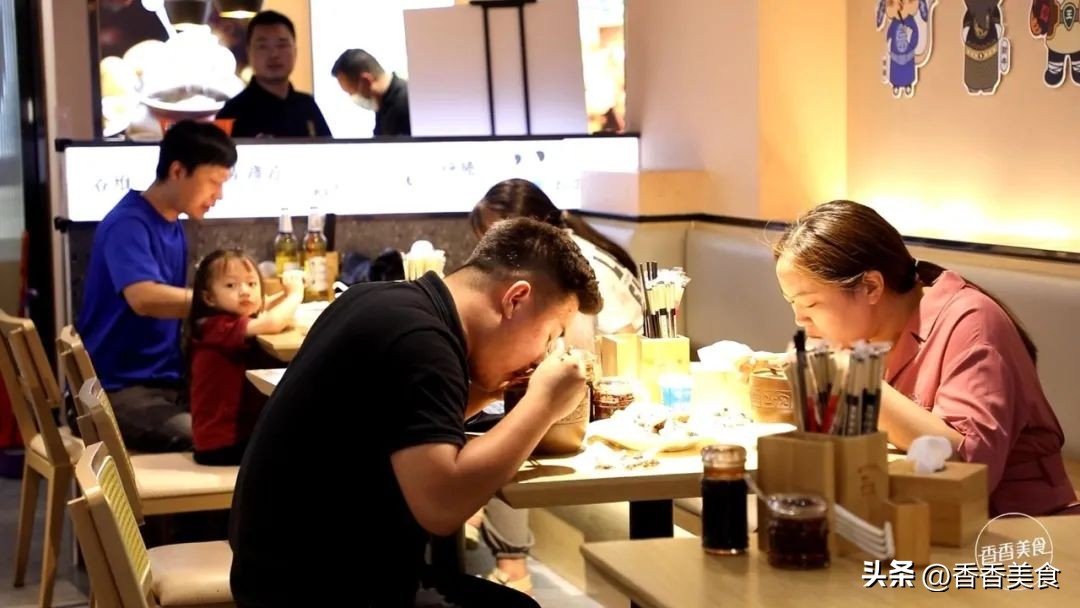 这“锅”烩面到底啥情况？咋就让人一口吃出两种风味