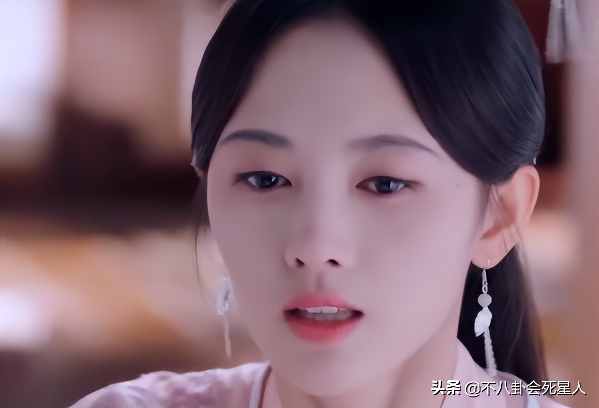 鞠婧祎8大离谱妆容：吐血不敢弄花半永久妆，守丧也要浓妆涂红唇