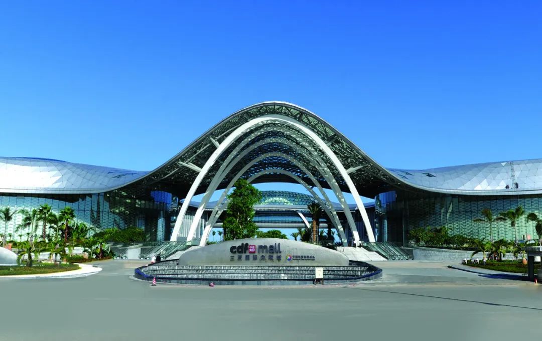 3800亿的免税巨头，猛攻线上