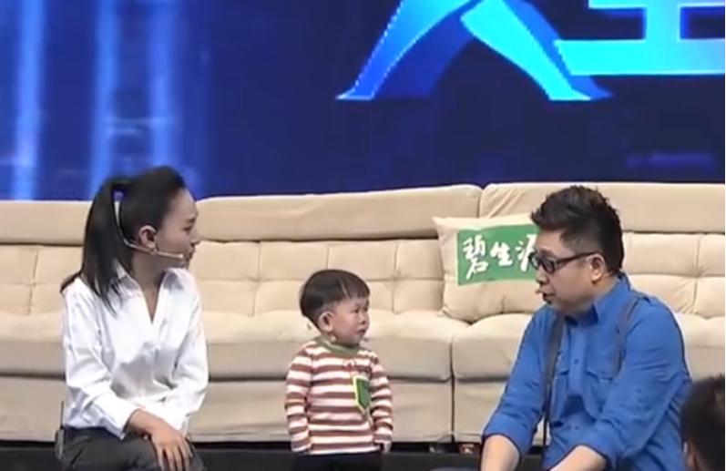 袖珍男子吴康33岁，面容和身高都停留在一岁时期，他如何养活自己