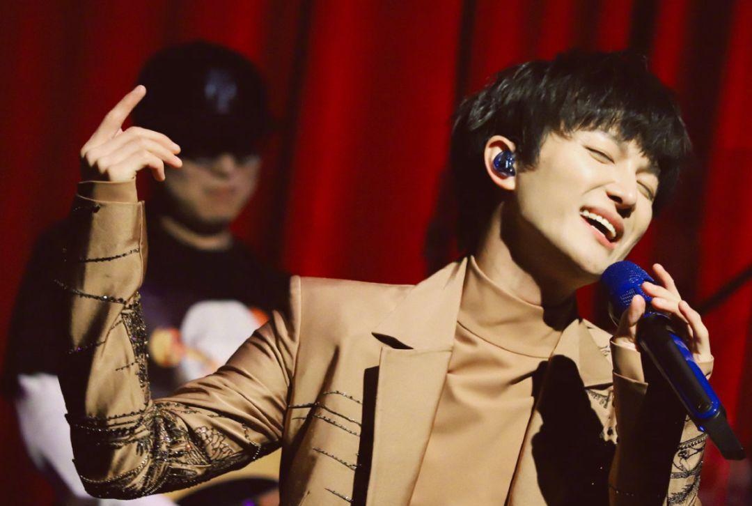 唱高音喉咙怎么不上提,高音老是扯嗓子怎么办唱不出来