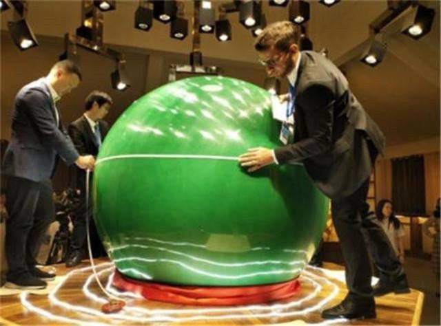 男子跋涉千里挖出6吨重夜明珠,男子挖出直径一米的夜明珠