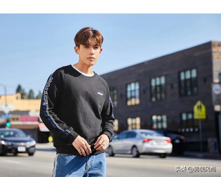 男士白色圆领卫衣怎样穿搭,圆领卫衣里面穿什么打底男士