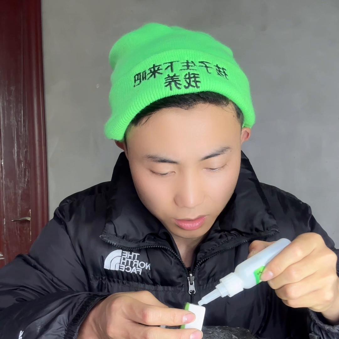 这个胶水真的这么牛吗？这个视频你看完就知道了我必须打...
