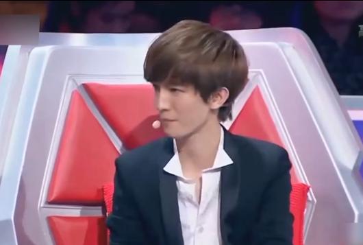 “明星针锋相对”：杨丽萍对金星当众拍桌，冯小刚让成龙下不来台