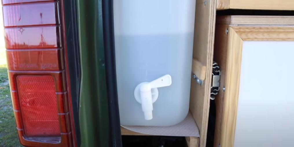 房车里的蜗居生活,国外夫妻房车生活