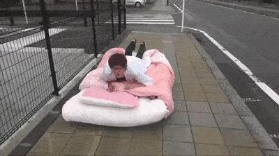 “是小蛇出了轨，还是青蛙劈了腿？”这是现实版的美杜莎？哈哈