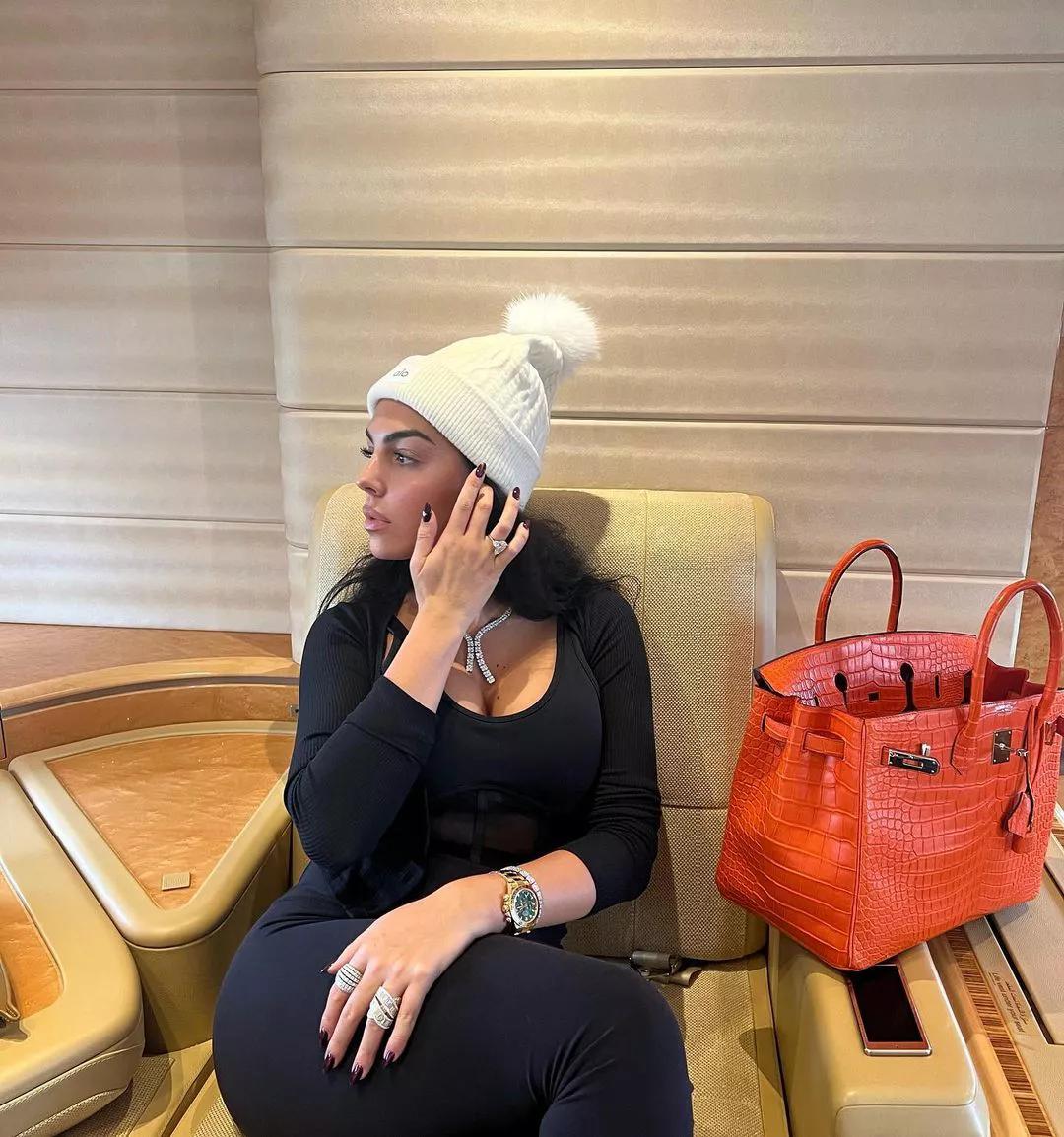 c罗不向资本妥协,c罗炫富场面