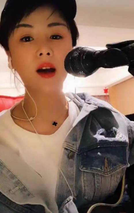 花姐：草根逆袭！一首《狂浪》赚千万，从流浪歌手变成顶级网红