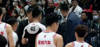 徐杰进三分杜锋搞笑,徐杰关键2加1杜锋的反应