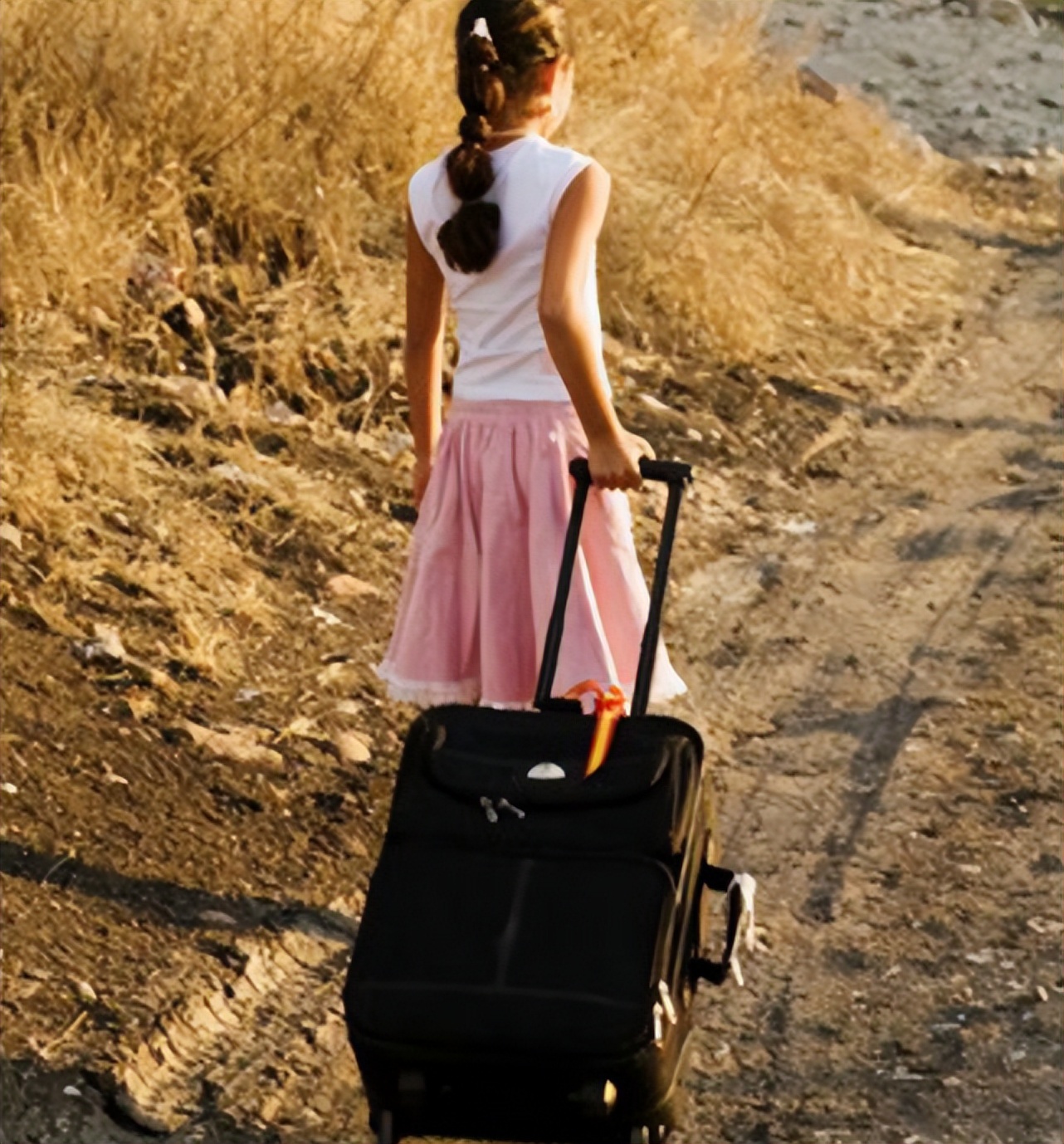 老公娶保姆，独女自杀，坐牢18年出狱后扫厕所，80岁赚千万翻身