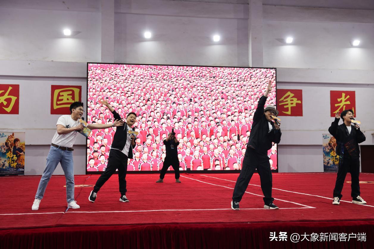 携《龙马精神》,成龙与河南功夫小子一起“壮志豪情”