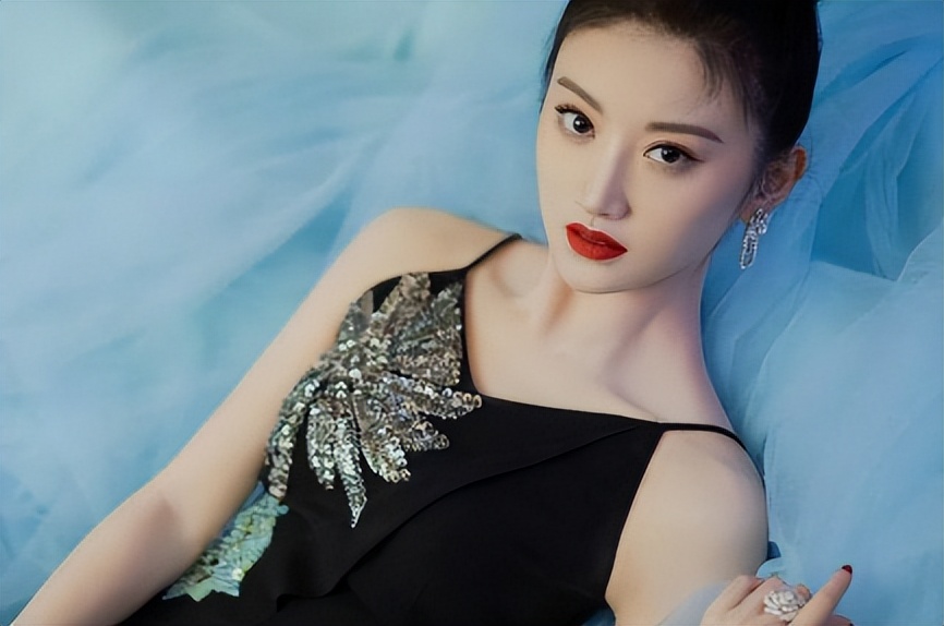 强捧不红景甜：坐拥3.5亿豪宅被张继科拒婚，资源逆天金主成谜