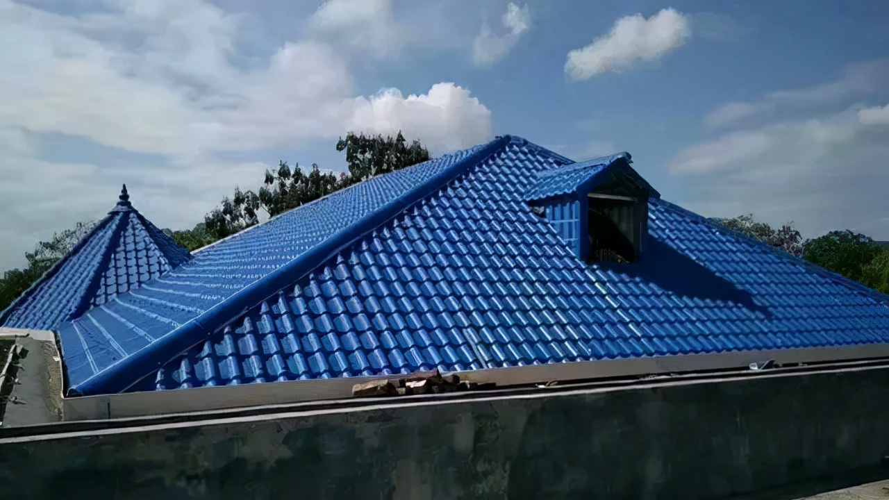 自建房房顶琉璃瓦利弊,树脂瓦红顶白底好用