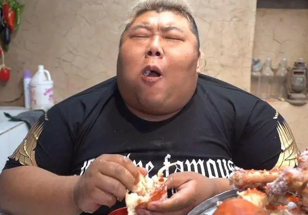 600斤胖猴仔，举健身球抬不动胳膊，疼得呲牙咧嘴，猴嫂笑开花