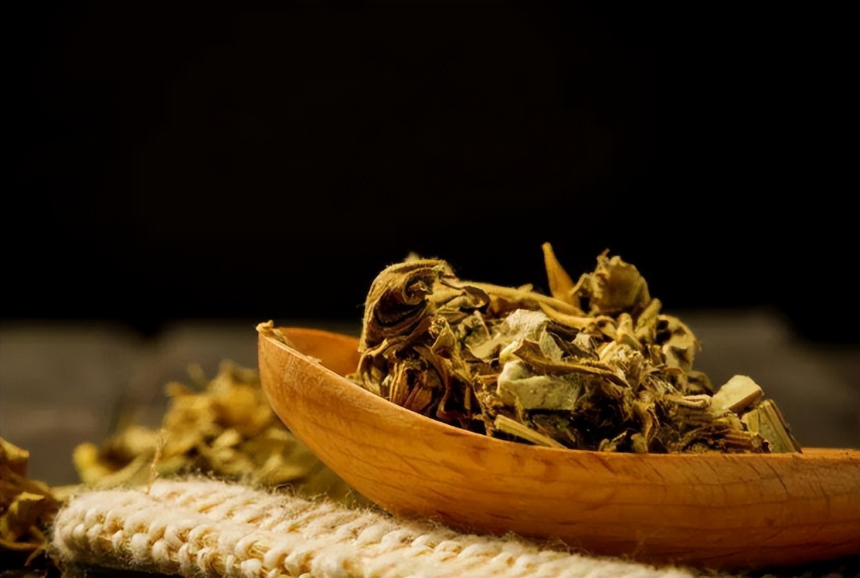 小肠湿热下注有什么表现,舌苔厚腻是湿热下注的表现吗