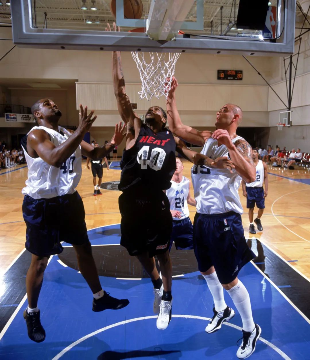 场均24分后卫报销，老大伤停！逼疯无数人的球队文化反而救了他们