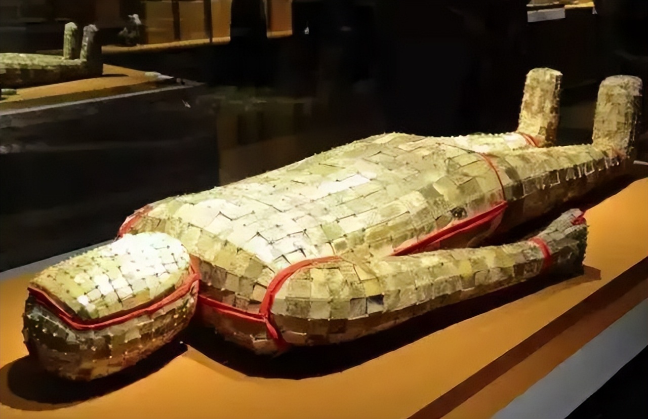 让银行损失5亿的*局骗**：富商花2万伪造金缕玉衣，5位专家估值24亿