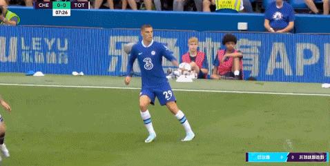 孔蒂临场指挥蓝军,足球锋线无力