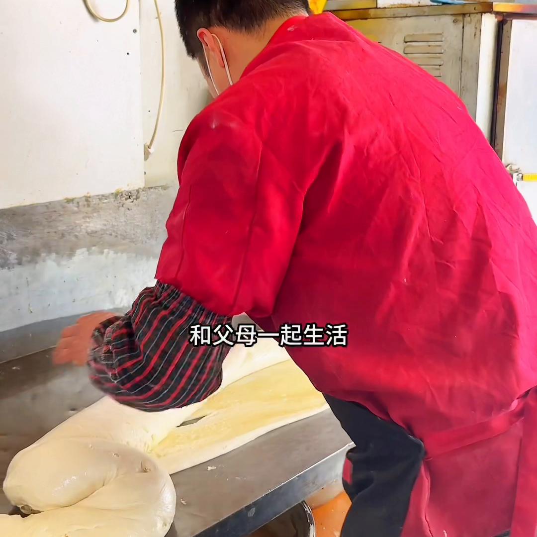 00后女大学生毕业后在北京卖烧饼,在北京本科毕业能干什么