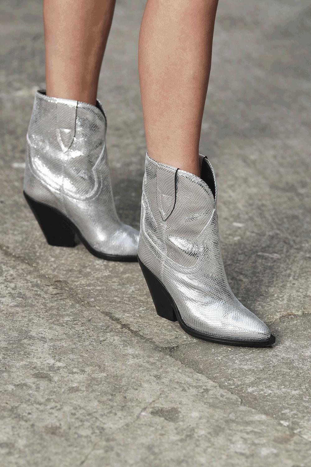 冬天不可缺少的一双小靴子,这4双鞋值得入手