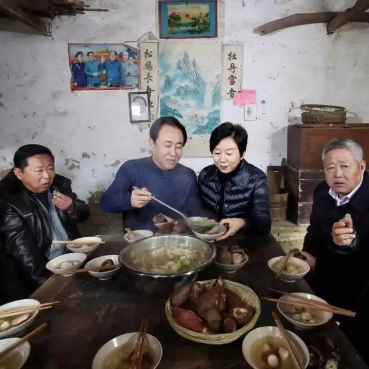 许家印之妻丁玉梅：住出租屋陪丈夫创业，恒大危机击不垮夫妻情