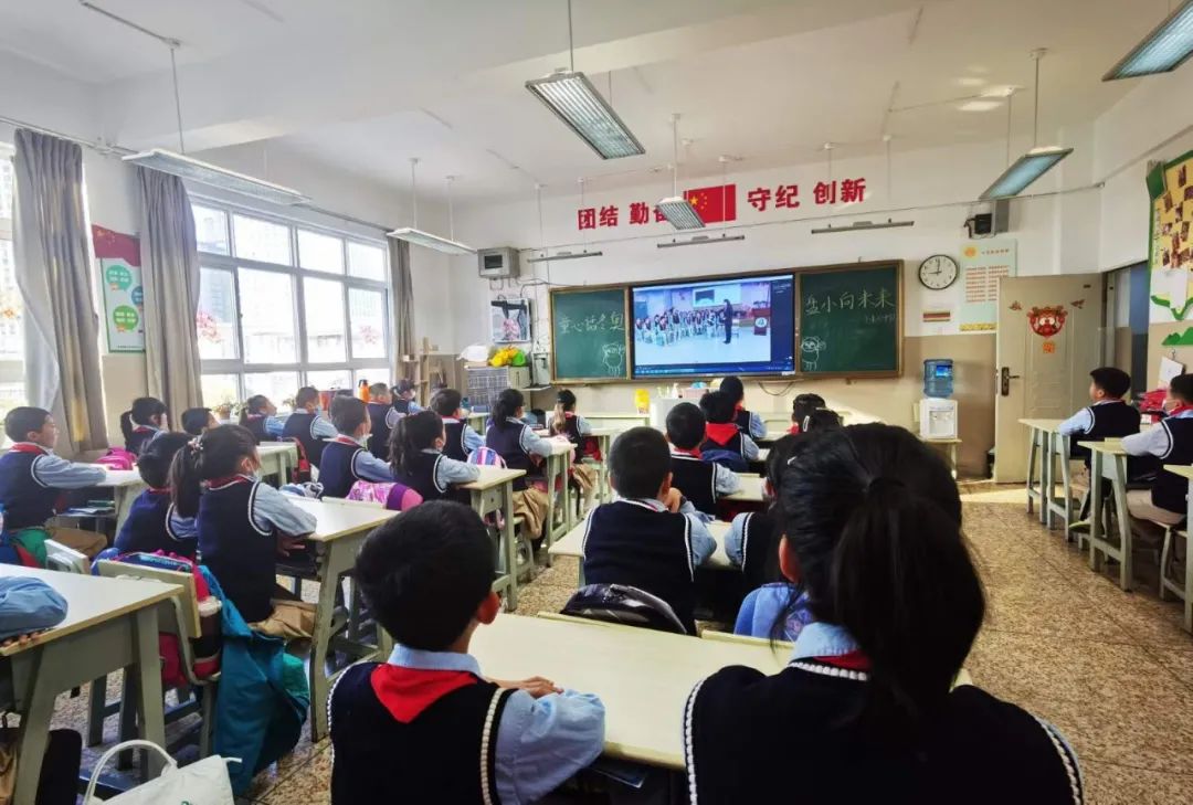 开学季校园展示打卡,开学啦冰墩墩小学生积极向上图片