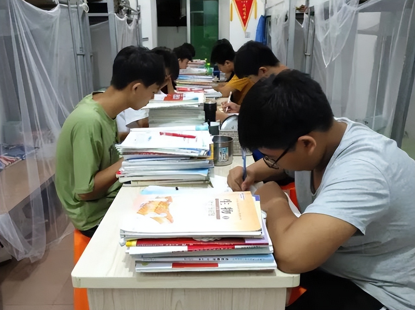 高中到底住校还是走读好,高中走读和住校的差距