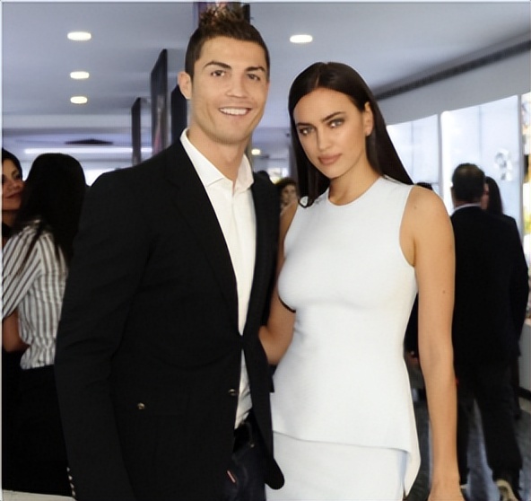 梅西获得金球奖c罗握手梅西,梅西工资卡给老婆