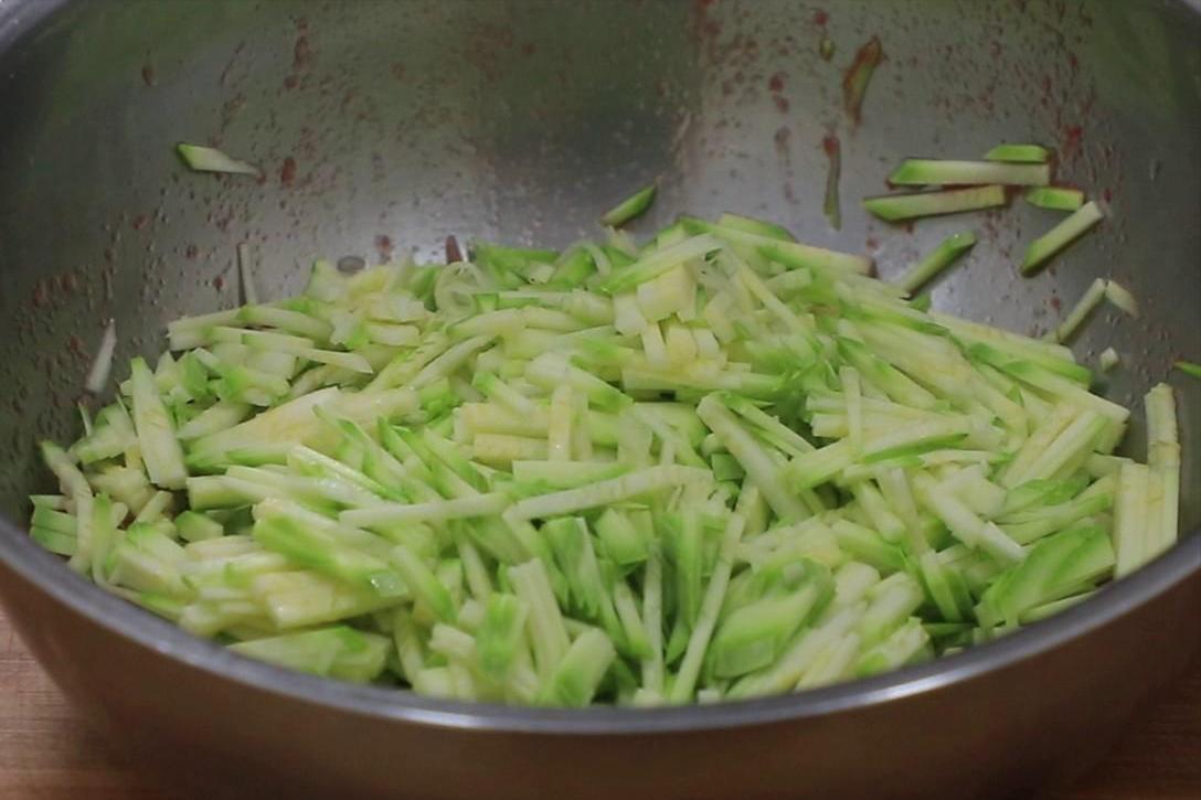 大豆含钙量多还是牛奶含钙量多,补充钙质和吃一点含钙高的食物