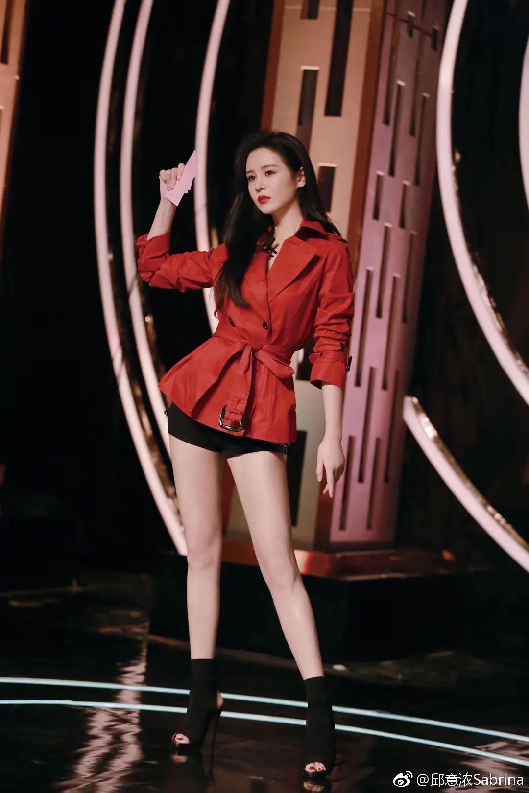 一个斜眼，一个满脸痘痘，这颜值王晶你也吹的下去？