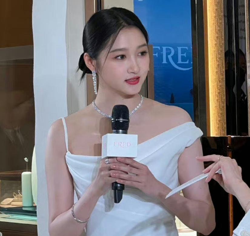 关晓彤最新照片女人味十足,关晓彤精修机场生图半身造型