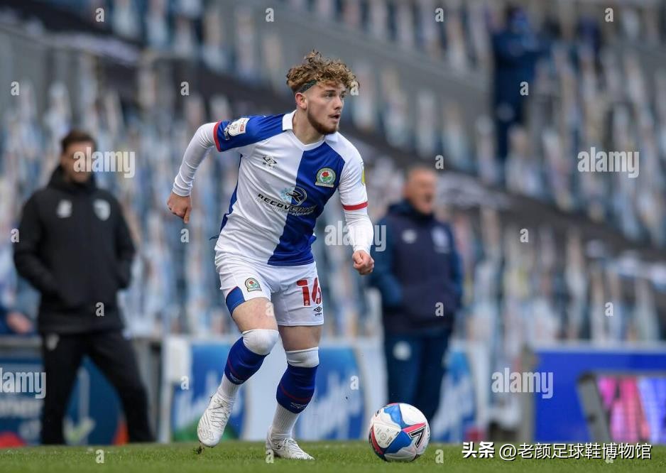 曼联英格兰队双料队长代言，最先将碳板植入足球鞋的品牌是它