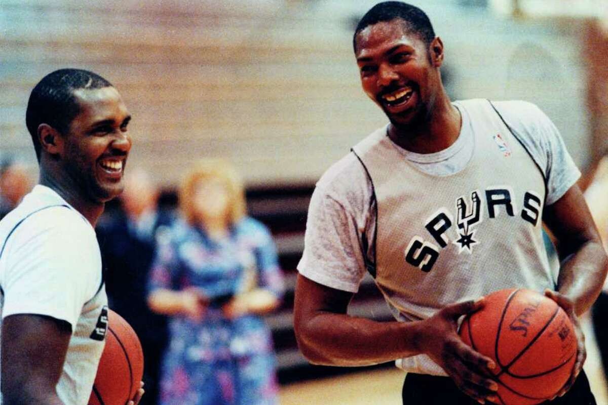 米切尔晃倒马刺10号,米切尔17赛季马刺