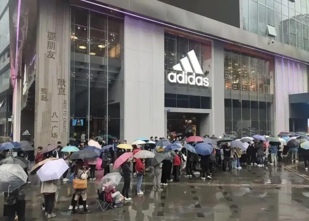 阿迪达斯市场下滑严重,阿迪达斯净利暴跌近八成