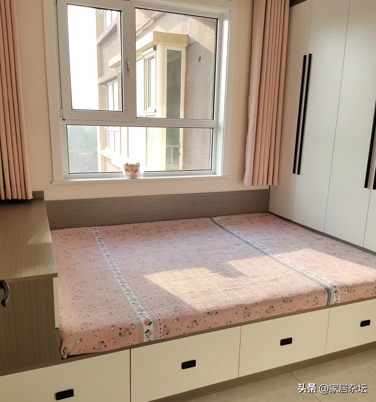 卧室小不能放床头柜怎么设计,卧室不做床如何设计好看