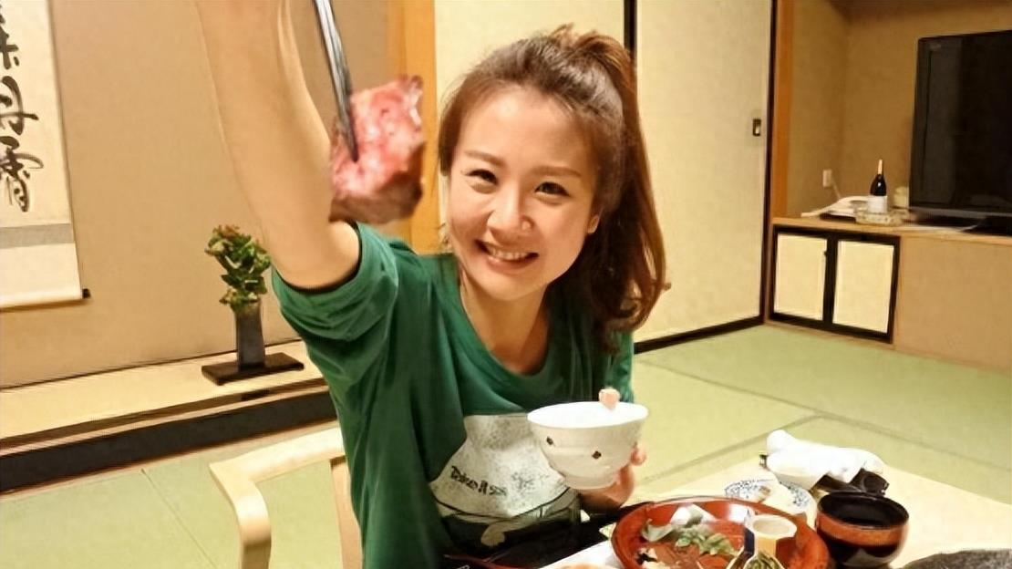 “网红模特”*筱雨张**,出道一年拍21套人体写真,现38岁仍单身未婚