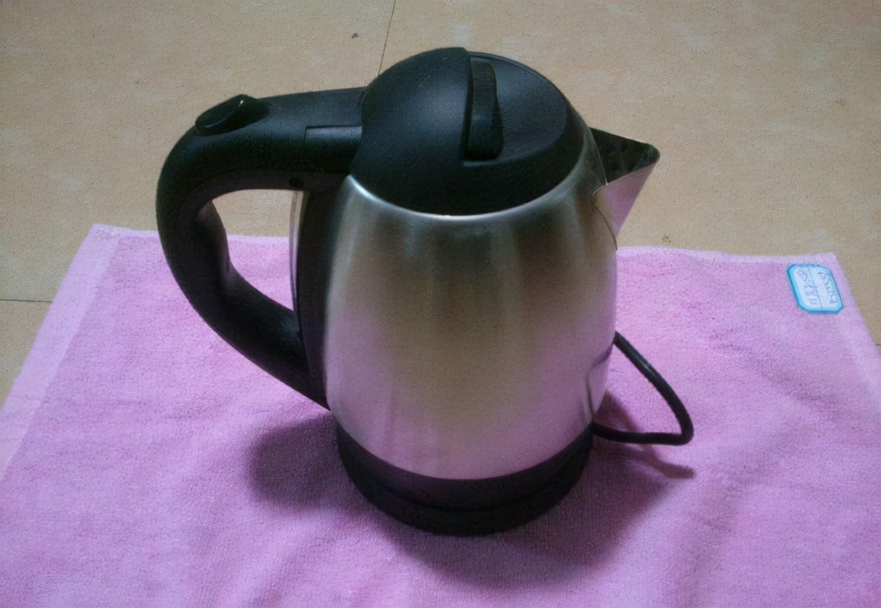 长期喝电热壶烧的水重金属超标,电热水壶烧水喝中毒和致癌吗