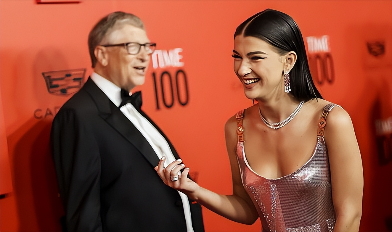 比尔盖茨20岁的掌上明珠，送黑人男友8.6亿豪宅，胸衣外穿走红毯