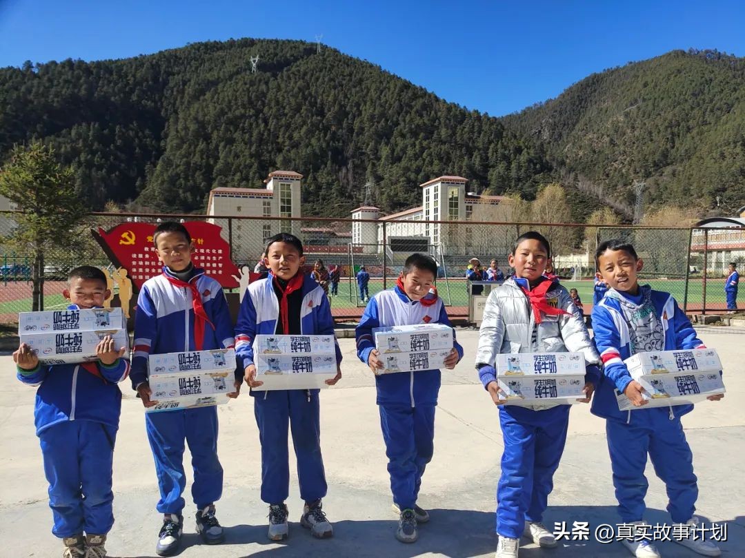 数学老师带着小朋友们去校园,数学老师带着孩子来学校