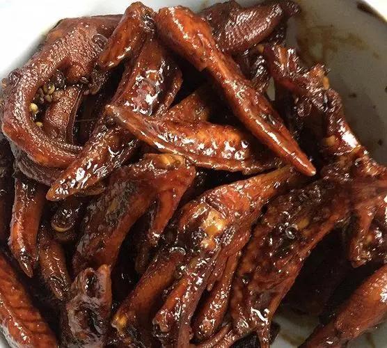 一根鸭脖撑起500亿帝国，年赚40亿门店上万，绝味一招干掉周黑鸭