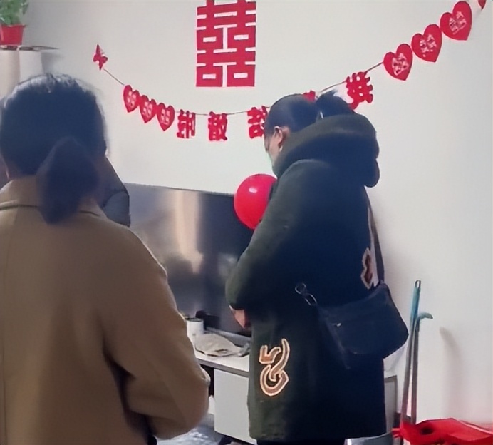 结婚当天新娘在婚房里和伴郎接亲,婚礼当天新郎竟然不来接亲