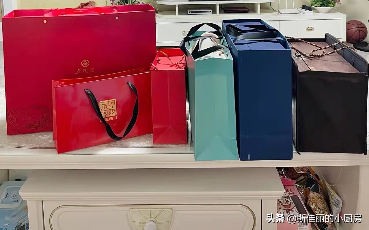 网友晒男友第一次去她家,有网友晒出男朋友给自己送的礼物