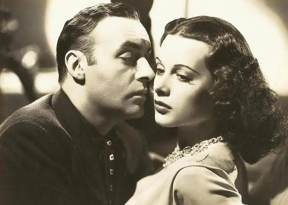 全国之力制造*币假**,给敌国空投色情传单,深夜*放播**桃色电台!