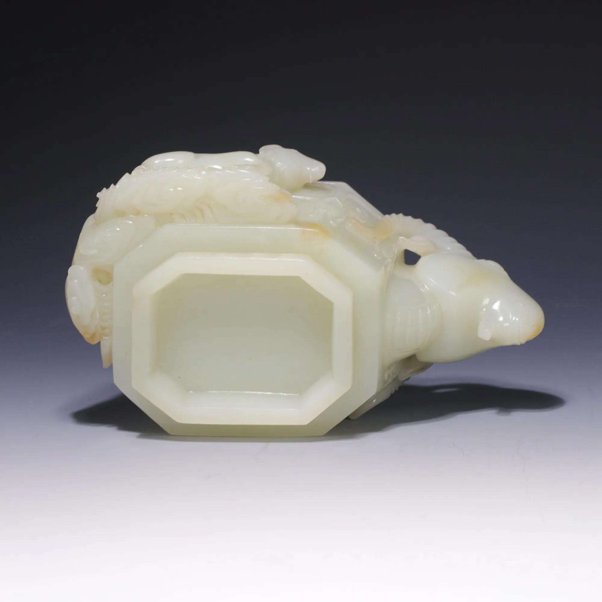 101克和田青白籽料一线天带红皮,和田玉羊首