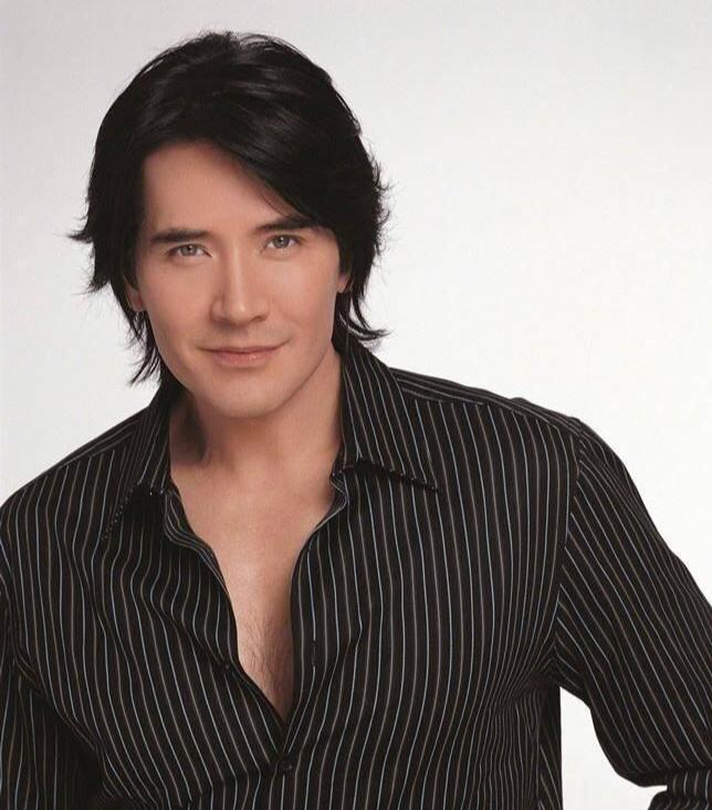 当46岁袁泉和63岁费翔站在一起，我终于明白，什么是顶级骨相