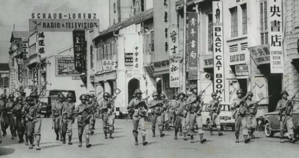 美国记者长津湖被志愿军俘虏，却靠拍照赚百万美元，成人生赢家