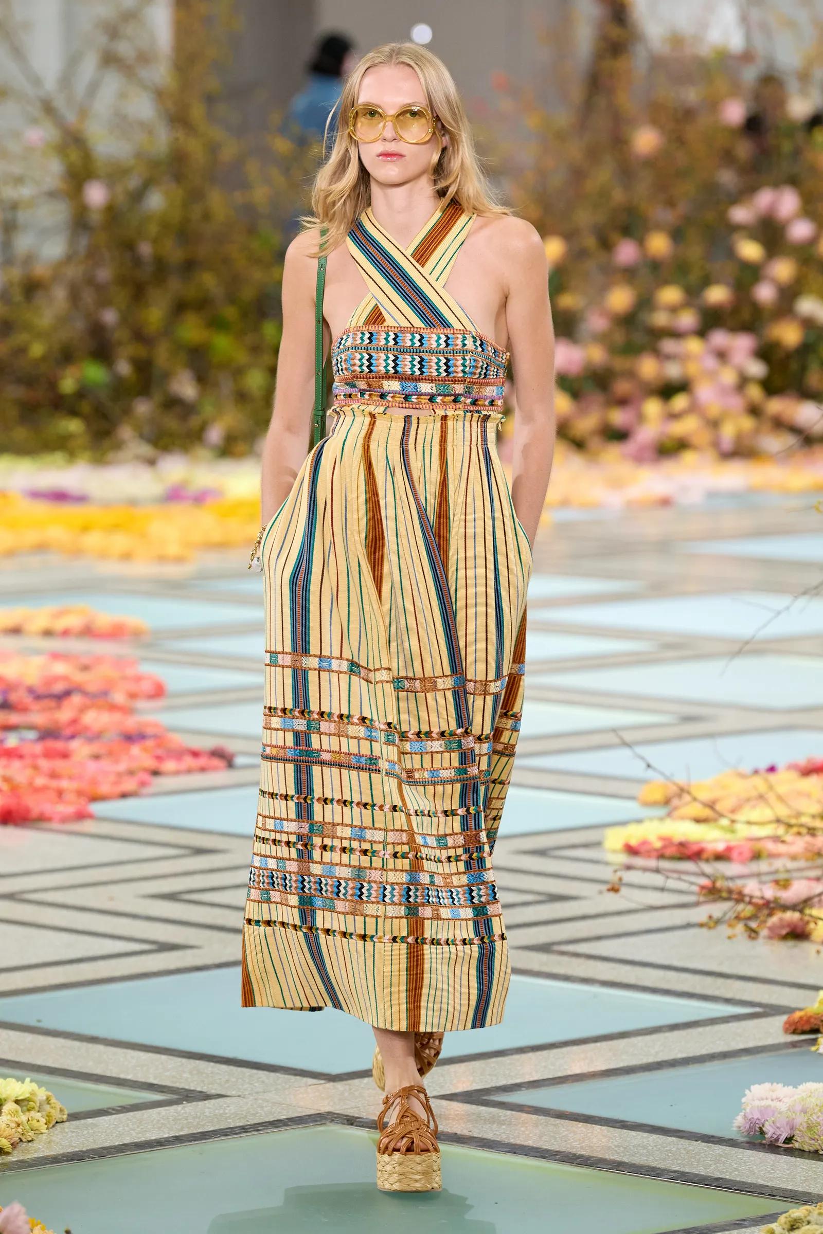 从《王冠》到《白莲花大饭店》，女主穿搭就是你23春夏时尚教科书