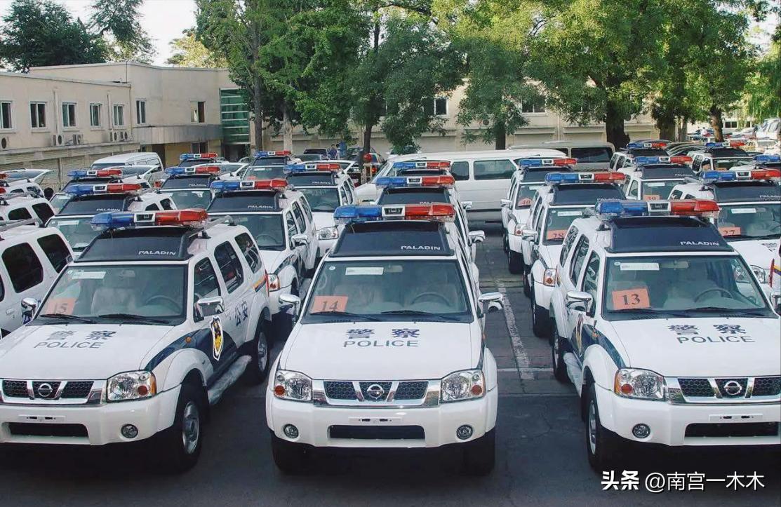 同样是交警为什么车牌不一样,警车上的公安和警察有什么区别