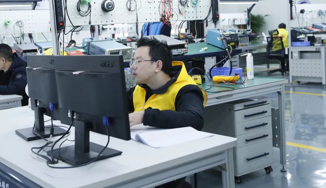 开赛！中华人民共和国第二届职业技能大赛重庆市选拔赛电子技术项目（世赛选拔与国赛精选）在铁路校拉开帷幕